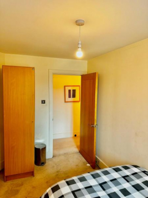Budget,Cosy Double Bedroom - Shared Bathroom